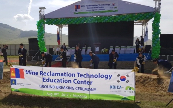 몽골울란바토르에서개최된'광해관리기술교육센터착공식'에서김익환광해관리공단이사장(오른쪽에서세번째)이시삽을하고있다.