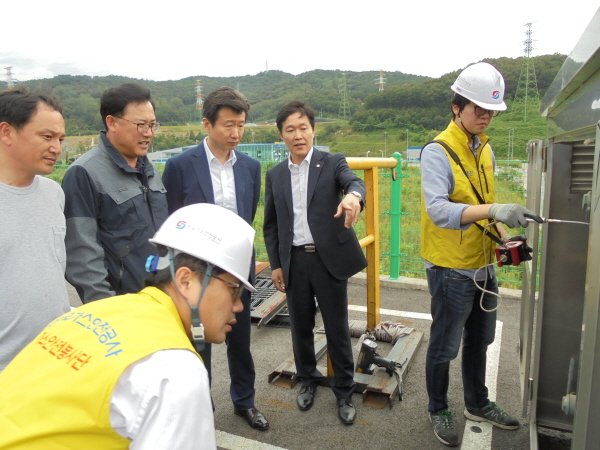 한국가스안전공사가경북구미산업단지에있는플라스틱제조업체NPK를방문해조정기실가스누출여부를확인하고있다.