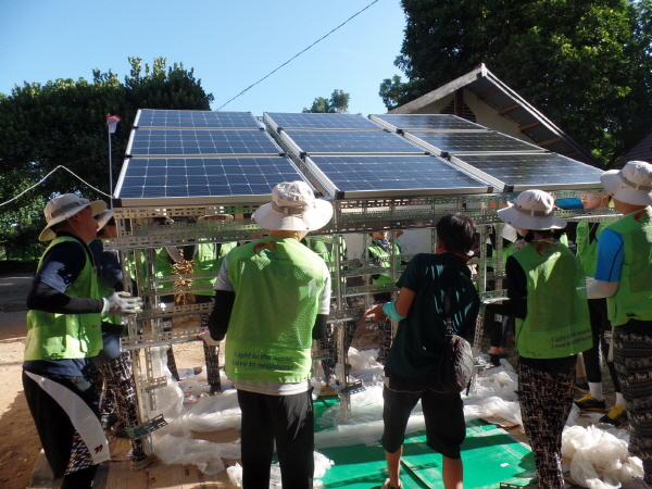 한전대학생봉사단원이인도네시아의전력공급취약마을을찾아태양광발전기를설치하고있다.