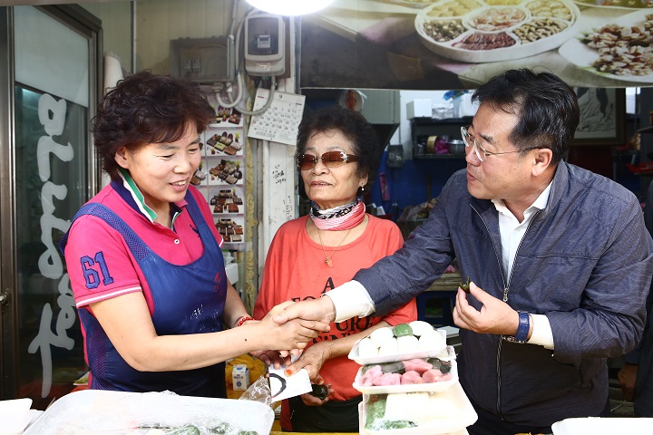 한국농어촌공사사장정승이광주대인시장에서시장상인과인사를나누고있다.(사진제공=농어촌공사)