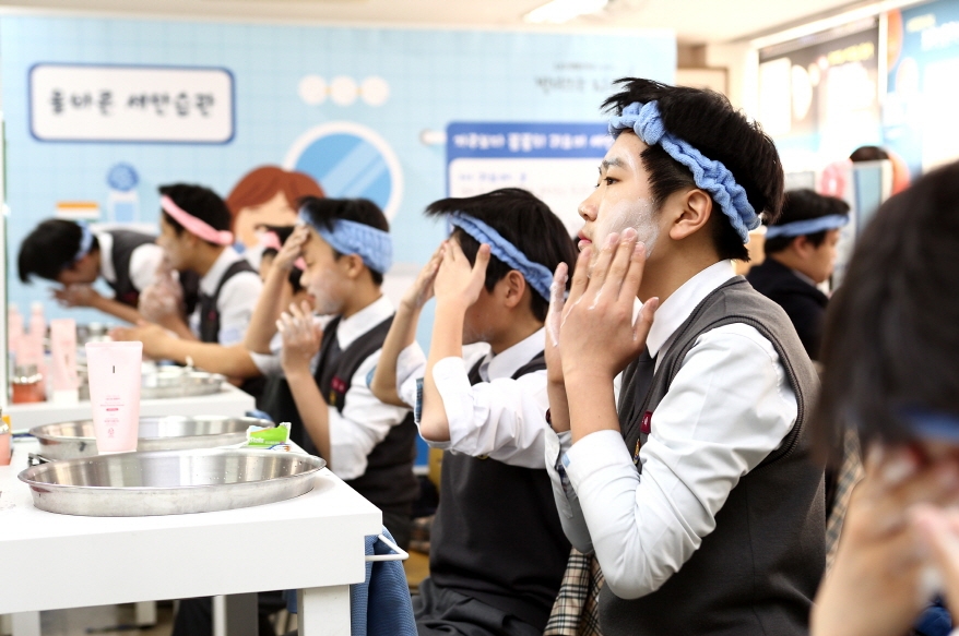 인천 원당중학교 학생들이 LG생활건강의 사회공헌 프로그램인 '빌려쓰는 지구스쿨' 올바른 세안습관 수업에 참여하고 있다