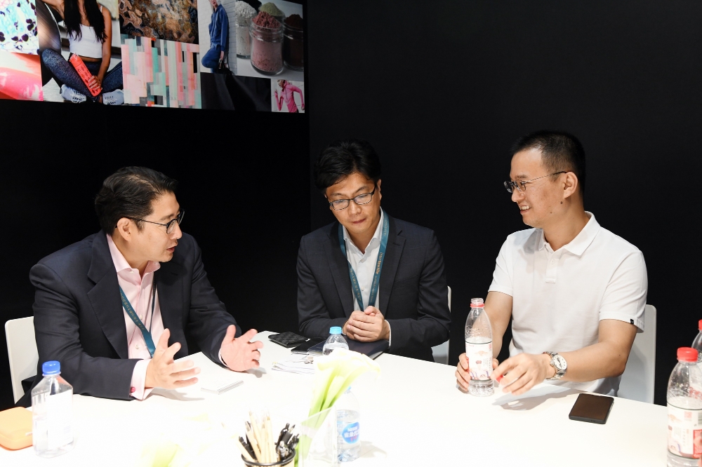 조현준 회장(왼쪽 첫 번째)이 지난해 9월 상하이에서 열린 상하이 인터텍스타일 2018에 참석해 중국 의류시장 브랜드 관계자들과 협력방안을 논의하고 있다.