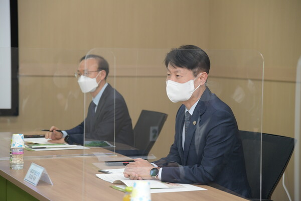 20일 김강립 식약처장이 전북 완주 한풍네이처팜을 방문해 품질‧위생관리 실태를 점검했다. 사진=식약처
