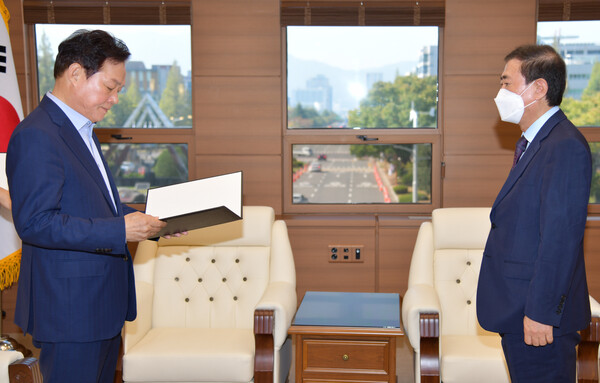 박 지사는 투자유치, 창업지원, 대정부·국회 지원업무 총괄할 적임자 임용.[사진=경남도청]