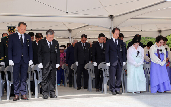 밀양시 충혼탑에서 개최된 제68회 현충일 추념식에서 참석자들이 묵념을 하고 있다.