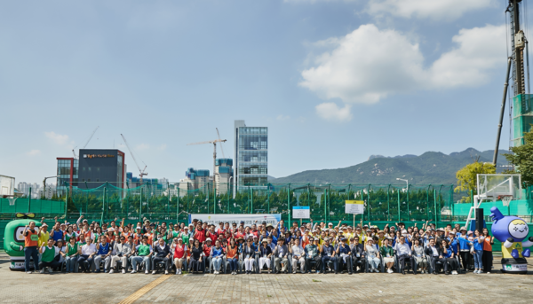 서울사이버대학교 제10대 총동문회에서 주최한 '제1회 한마음체육대회'에서 참석자들이 단체 기념촬영을 하고 있다.