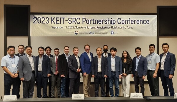 제2회 KEIT·SRC Partnership Conference에서 미국 상무부 폴 리트윈 반도체 담당관(왼쪽 여섯번째), SRC 토드 욘킨 대표(왼쪽 아홉 번째), 삼성전자 DS부문 미주법인 서강일 상무(오른쪽 세 번째), KEIT 봉충종 첨단산업단장(오른쪽 일곱 번째)을 포함한 참석자들이 단체 기념촬영을 하고 있다.