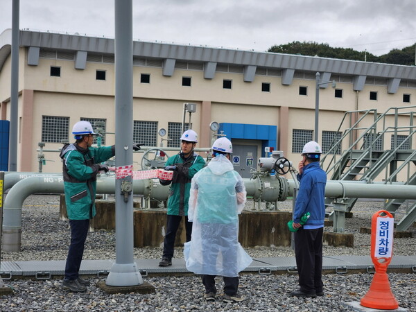 한국가스공사 직원들이 가스시설 파손을 가정해 대응 체계를 점검하고 있다.