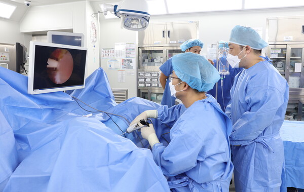 삼육부산병원 비뇨의학과 이헌주 과장이 리줌 시스템을 이용해 수술하고 있다.