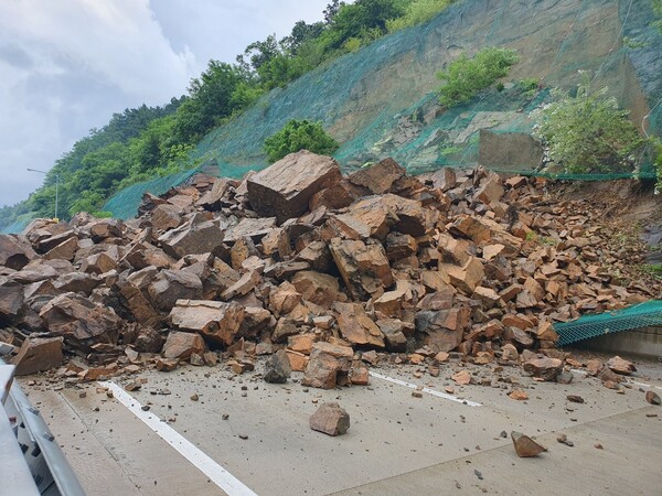지난 7월 강한 비에 대구 군위군 불로터널 인근에 산사태가 발생한 모습. 사진=연합뉴스