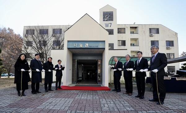 부영그룹 이중근 회장이 KAIST에 약 200억 원 상당의 기숙사를 리모델링 해주기로 해 주목받고 있다.