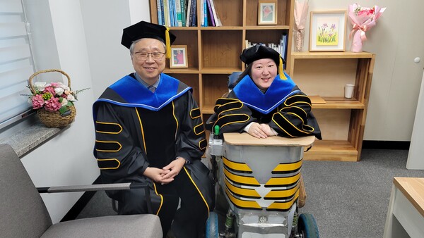 사진 2. 강남대학교 이준우 지도교수와 이진영 박사.