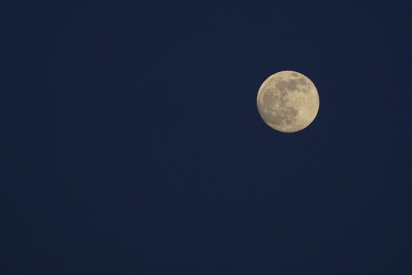 휘영청 밝은 보름달을 감상할 수 있는 정월대보름. 달 끄는 시간이 궁금해진 가운데 대부분 한해 중 가장 큰 달이 뜬다고 알려진 가운데 진짜일까? 사진=픽사베이