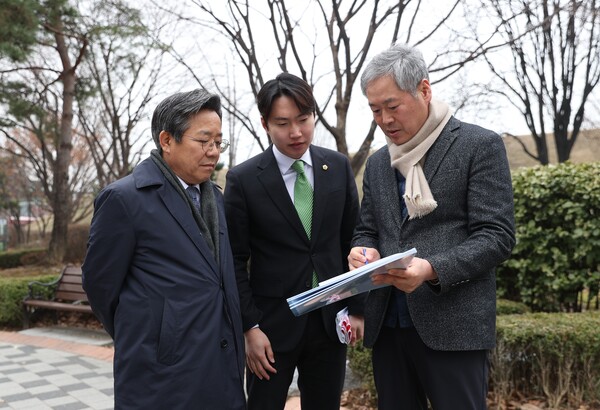 김헌동 SH공사 사장(왼쪽부터)과 김규남 시의원, 정병석 SH공사 전략주택사업처장이 풍납동 모아타운 사업의 방향을 논의하고 있다.