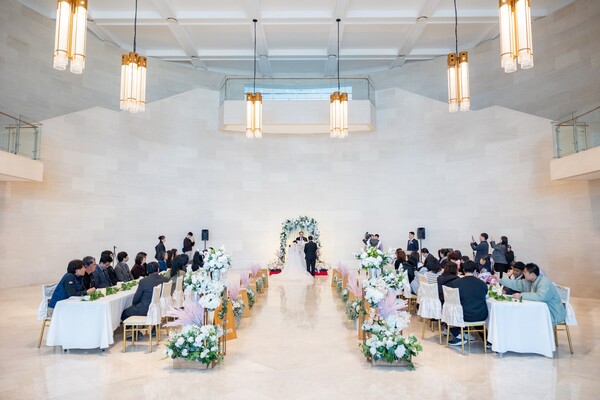 사진=부산외대 만오기념홀에서 첫 번째 커플의 결혼식이 진행되고 있는 모습.