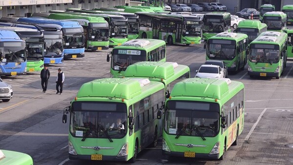 서울 시내버스 노사 협상이 결렬돼 28일 오전부터 파업이 시작, 출근에 지장을 받는 시민들의 불만이 커지고 있다. 사진=연합뉴스