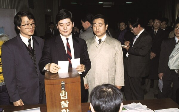 1994년 공개입찰을 통해 한국이동통신 인수에 참여하는 모습.