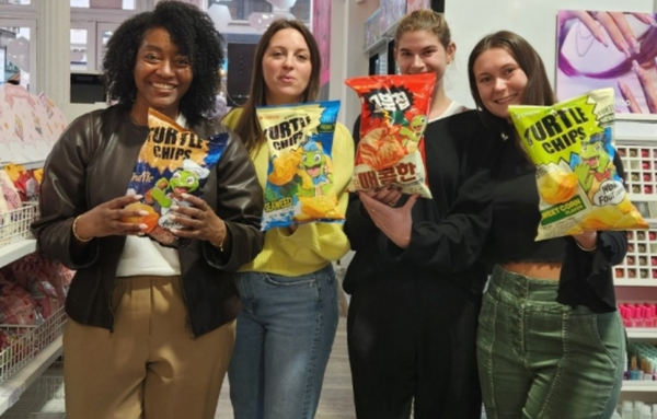 꼬북칩은 미국을 비롯해 호주, 영국, 일본 등 23개 국에서 판매되고 있다. 올 3월 기준 글로벌 누적 매출액이 4800억원을 돌파해 '초코파이'를 잇는 글로벌 스낵 브랜드로 성장하고 있다. 사진=오리온