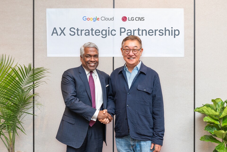 LG CNS CEO 현신균 사장(오른쪽)과 구글 클라우드 CEO 토마스 쿠리안이 아시아태평양지역 및 미주지역에서의 클라우드 기반 AX 사업 다각화에 대해 논의 후 기념사진을 촬영하고 있다. 사진=LG CNS