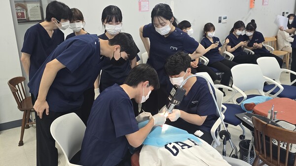 경희대학교의료원 의과학문명원 치과진료봉사 모습. 사진=경희대학교의료원