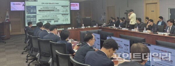 10일 서울 여의도 국회 의원회관 1세미나실에서 '시급한 전력망 확충 문제, 어떻게 풀 것인가' 토론회가 열렸다. 사진=이준 기자