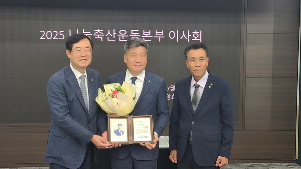 나눔축산운동본부는 2일 농협중앙회 본관 2층회의실에서 이사회 개최에 앞서 지난해 3월부터 나눔축산운동본부 상임공동대표를 역임한 대한한돈협회 손세희 회장에게 감사패를 전달하고 있다. 사진=나눔축산운동본부