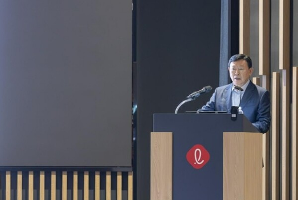 신동빈 롯데그룹 회장은 17일 오산 롯데인재개발원 VCM에서 화학·식품·유통 사업군의 신속한 전략 실행을 지시했다. 사진=롯데