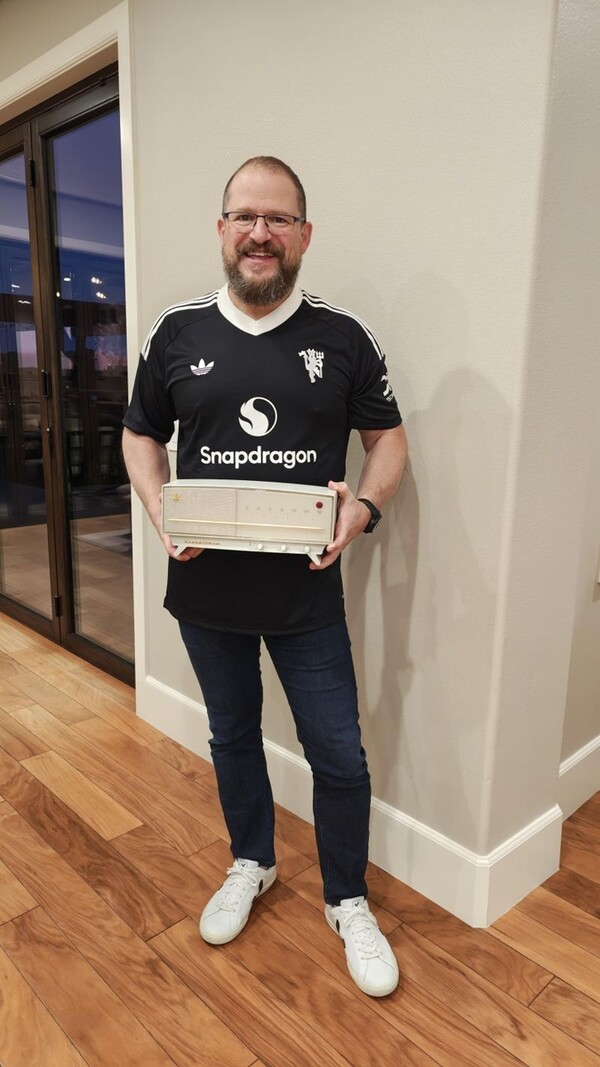 크리스티아누 아몬 퀄컴 최고경영자(CEO)가 조주완 LG전자 CEO에게 선물받은 A-