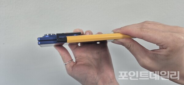 삼성전자 관계자가 삼성전자의 폴더블폰 '갤럭시 Z폴드7'과 모나미 볼펜을 겹쳐보이고 있다. 사진=포인트데일리 DB