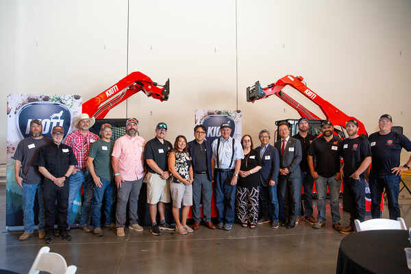 대동이 미국 워싱턴주 타코마에 대규모 통합 물류창고를 개설했다. 김성수 대동 북미법인 경영총괄(왼쪽에서 여덟번째), 텀워터 시장, 시애틀 주재 한국 총영사관 관계자, 서부 지역 딜러 등 여러 인사들이 기념 촬영을 진행하고 있다. 사진=대동