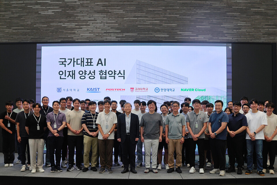 네이버클라우드가 과학기술정보통신부의 '독자 AI 파운데이션 모델' 프로젝트 일환으로 KAIST, 서울대학교, 포항공과대학교, 고려대학교, 한양대학교 등 5개 대학과 산학협력 협약을 체결했다. 사진=네이버클라우드