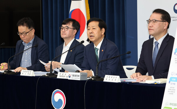 구윤철 부총리 겸 기획재정부 장관(오른쪽 두번째)이 지난 28일 정부세종청사 중앙동 공용브리핑실에서 2026년도 예산안에 관해 설명하고 있는 모습. 사진=연합뉴스