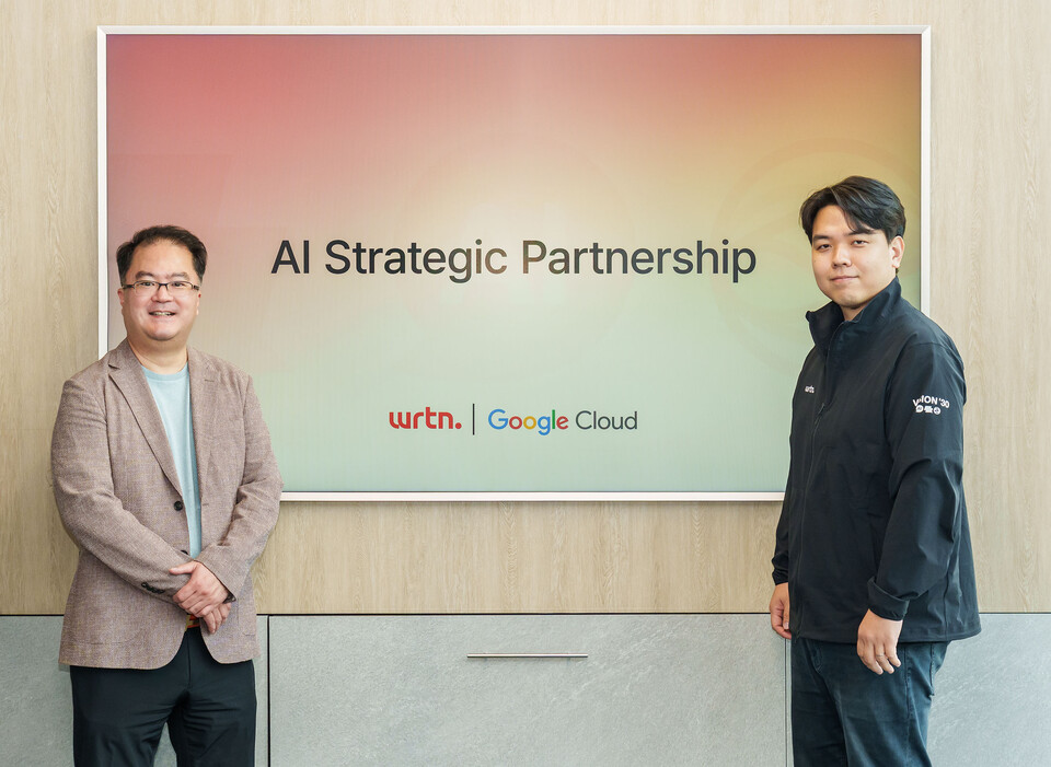 구글 클라우드와 뤼튼테크놀로지스 대표가 만나 기념사진을 촬영하고 있다. 사진=구글 클라우드