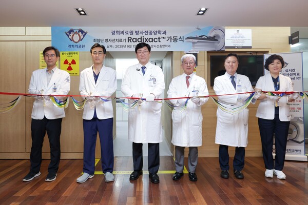 경희대병원이 방사선 암 치료기 '래디젝트 X9'을 본격 가동한다고 밝혔다. 김영경 경희대병원 방사선종양학과 교수(왼쪽부터), 공문규 방사선종양학과장, 오주형 경희의료원장, 김종우 경희대병원장, 김덕윤 경희대의료원 미래전략처장, 서현기 간호본부장. 사진=경희대병원
