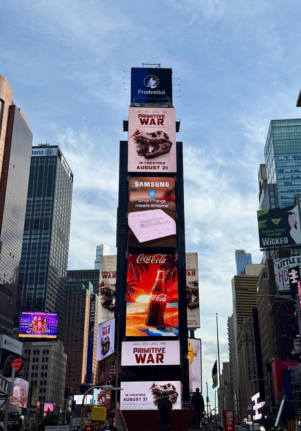 삼성전자가 미국 뉴욕 타임스 스퀘어에서 진행 중인 '스마트싱스로 완성한 AI 홈' 영상 캠페인. 사진=삼성전자