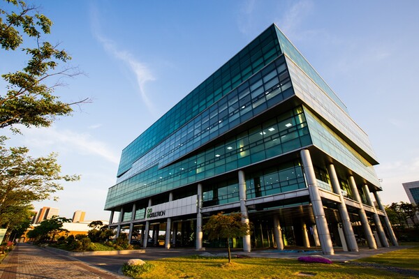 셀트리온은 안과질환 치료제인 아일리아(성분명 애플리버셉트) 바이오시밀러 '아이덴젤트(CT-P42)'의 52주간 글로벌 임상 3상에서 장기적인 치료 유효성을 입증했다고 밝혔다. 셀트리온 사옥 전경. 사진=셀트리온