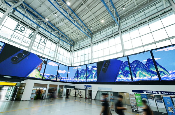 삼성전자가 서울역에서 진행하는 ‘갤럭시 Z 폴드7∙Z 플립7’ 초대형 미디어아트 디지털 옥외광고 모습. 사진=삼성전자