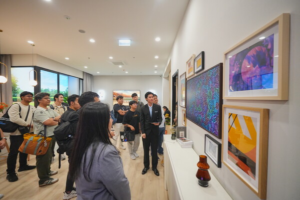 태국 방콕에 위치한 삼성전자 비즈니스 익스피리언스 스튜디오(BES)를 찾은 방문객들이 '스마트홈' 콘셉트의 전시 공간. 사진=삼성전자