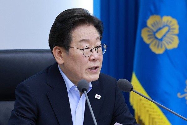 이재명 대통령은 국정기획위원회의 재명 정부 5년의 국정운영 계획 관련 보고를 받고 있다.  사진=연합뉴스