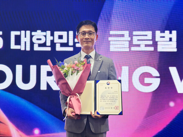 쇼핑엔티가 '대한민국 소싱위크 2025' 개막식에서 중소기업 판로개척 유공자로 선정돼 중소벤처기업부 장관 표창을 수상했다. 한상욱 쇼핑엔티 대표가 중소벤처기업부 장관 표창을 받은 이후 기념사진을 촬영하고 있다. 사진=쇼핑엔티