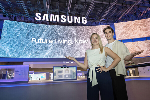 독일 베를린 '메세 베를린'의 '시티큐브 베를린'에 위치한 삼성전자 전시관 입구에서 삼성전자 모델이 전시 주제인 'AI 홈, 미래 일상을 현실로 (AI Home - Future Living, Now)'를 소개하고 있다. 사진=삼성전자