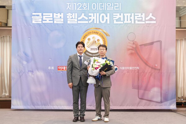 경희대병원은 최용성 소아청소년과 교수(오른쪽)가 '제12회 글로벌 헬스케어대상'에서 이데일리 회장상을 수상했다고 밝혔다. 최용성 경희대병원 소아청소년과 교수가 수상 이후 기념 사진을 촬영하고 있다. 사진=경희대병원