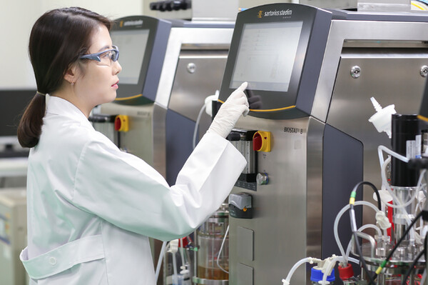 유한양행은 렉라자의 뒤를 이을 혁신 신약 발굴을 위해 다양한 신약 파이프라인을 확보하고 있다. 사진은 유한양행 연구소 연구원의 모습. 사진=유한양행