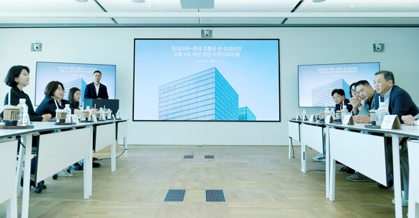 롯데그룹 유통군이 AI 기반 전략을 통해 전통적 유통 이미지를 탈피하고 마트·이커머스·백화점·글로벌 사업 전반에서 경쟁력을 강화하고 있다. 지난 5일 김상현 롯데 유통군 총괄대표 부회장(오른쪽 첫번째)과 최수연 네이버 대표(왼쪽 첫번째) 등 양사 관계자들이 참석한 가운데 온오프라인 AX(AI Transformation) 혁신을 위한 라운드테이블을 가졌다. 사진=롯데유통군