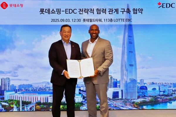김상현 롯데 유통군 총괄대표 부회장(왼쪽)과 조지 모니즈 EDC 아시아태〮평양 총괄대표가 지난 3일 서울 송파구 롯데월드타워에서 '롯데쇼핑-EDC 전략적 협력 관계 구축 협약'을 체결하고 기념사진을 촬영했다. 사진=롯데쇼핑