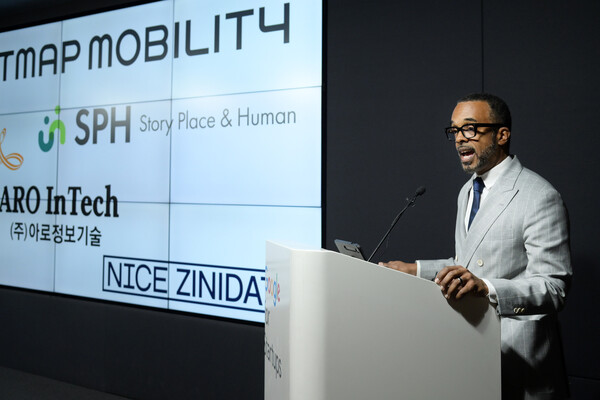 크리스 터너 구글 대외협력 정책 지식 및 정보 부사장이 9일서울 강남구 구글 스타트업 캠퍼스에서 열린 기자간담회에서 발언하고 있다. 사진=구글