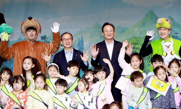 양종희(위쪽 왼쪽에서 두번째) KB금융그룹 회장과 이환주(윗줄 왼쪽에서 세번째) KB국민은행장이 지난 5월 KB국민은행 여의도 신관 다목적홀에서 열린 KB금융지주 계열사의 직장어린이집 아동을 대상으로 어린이날 행사에서 기념 촬영을 하고 있다. 사진=KB금융