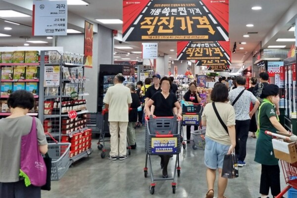 롯데마트는 이달 11~17일 ‘초신선 페스타’를 열어 제철 과일, 쌀, 육류, 수산물 등 주요 먹거리를 최대 60% 할인해 장바구니 물가 안정에 나선다. 롯데마트 제타플렉스 잠실점 매장 전경. 사진=롯데쇼핑