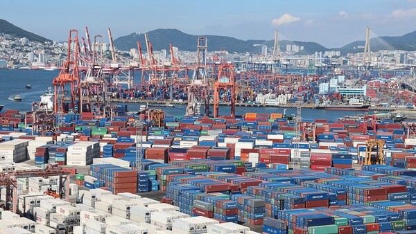 트럼프 미국 대통령은 한국이 미국에 3500억달러(약 487조원)를 투자하는 등의 조건으로 한국에 대한 상호관세를 기존 25%에서 15%로 낮추기로 했다. 사진은 지난달 31일 부산항 신선대부두, 감만부두에 컨테이너가 가득 쌓여 있는 모습. 사진=연합뉴스