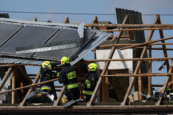 드론 잔해에 망가진 주택. 사진=연합뉴스